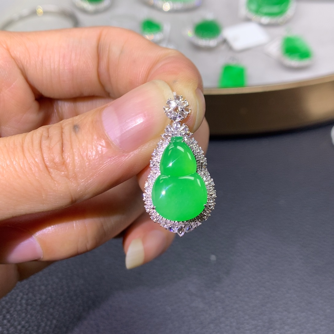 翡翠颈饰18K金镶嵌翡翠