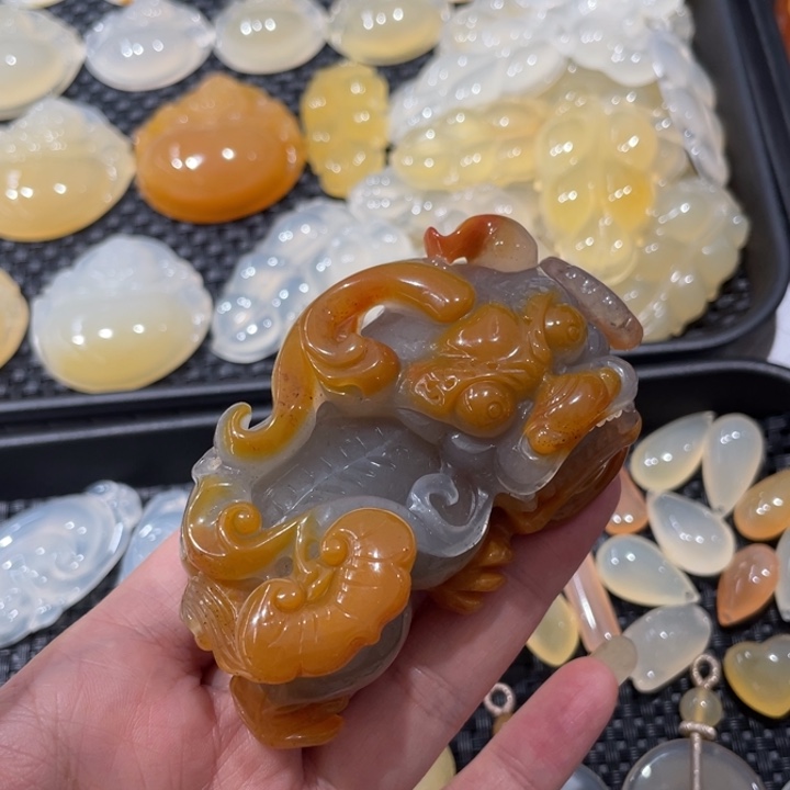 石英质玉（黄龙玉）未镶嵌颈饰
