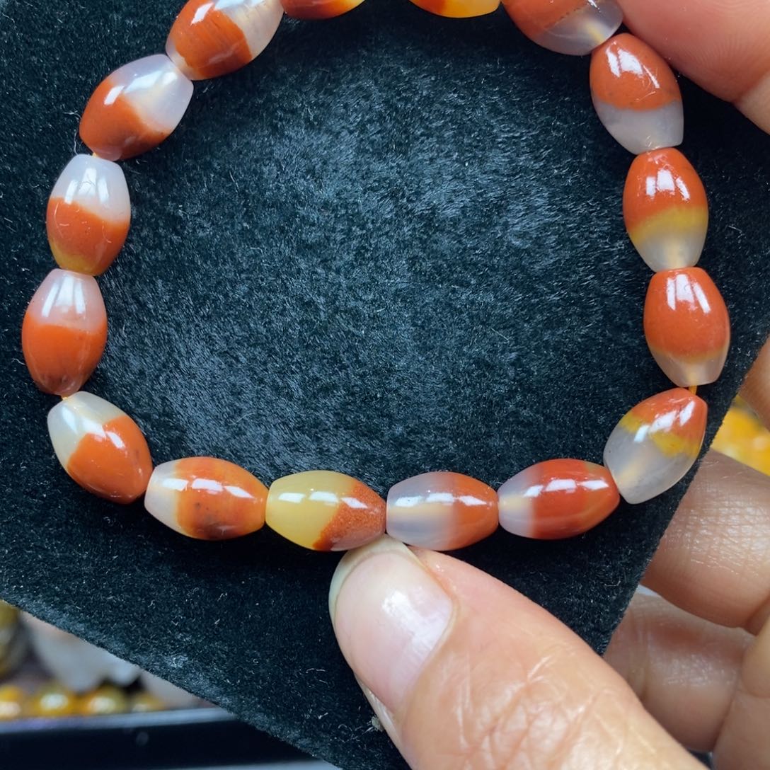 未镶嵌石英质玉（黄龙玉）颈饰