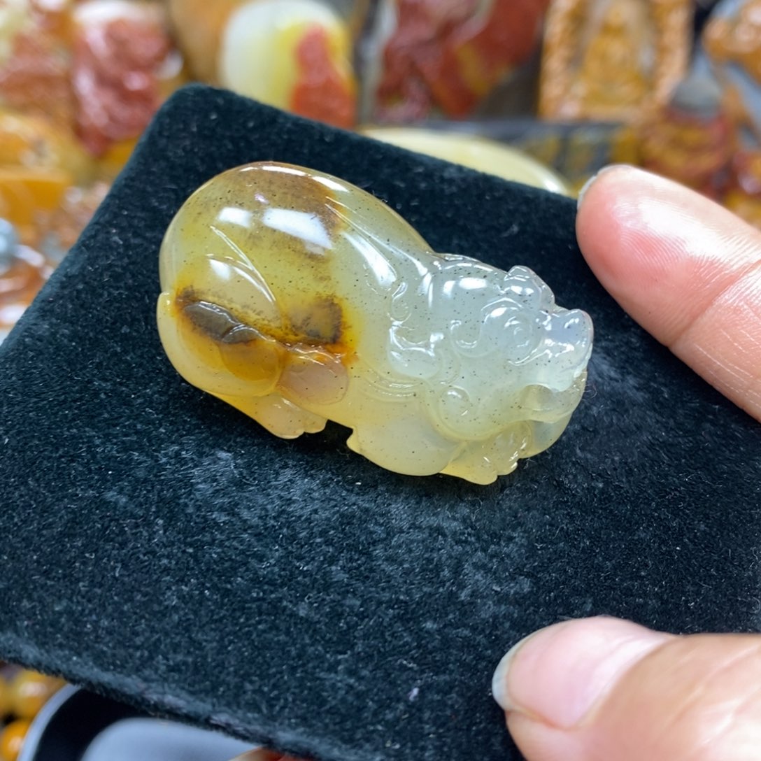 未镶嵌石英质玉（黄龙玉）颈饰