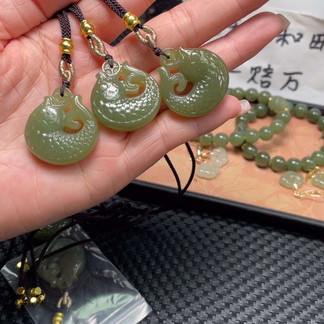 和田玉未镶嵌颈饰黄口30鱼钱吊坠