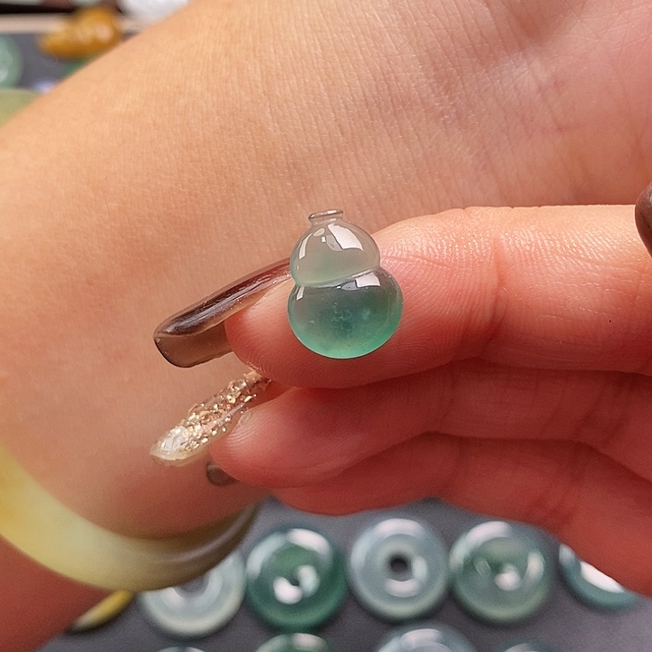 翡翠未镶嵌颈饰葫芦