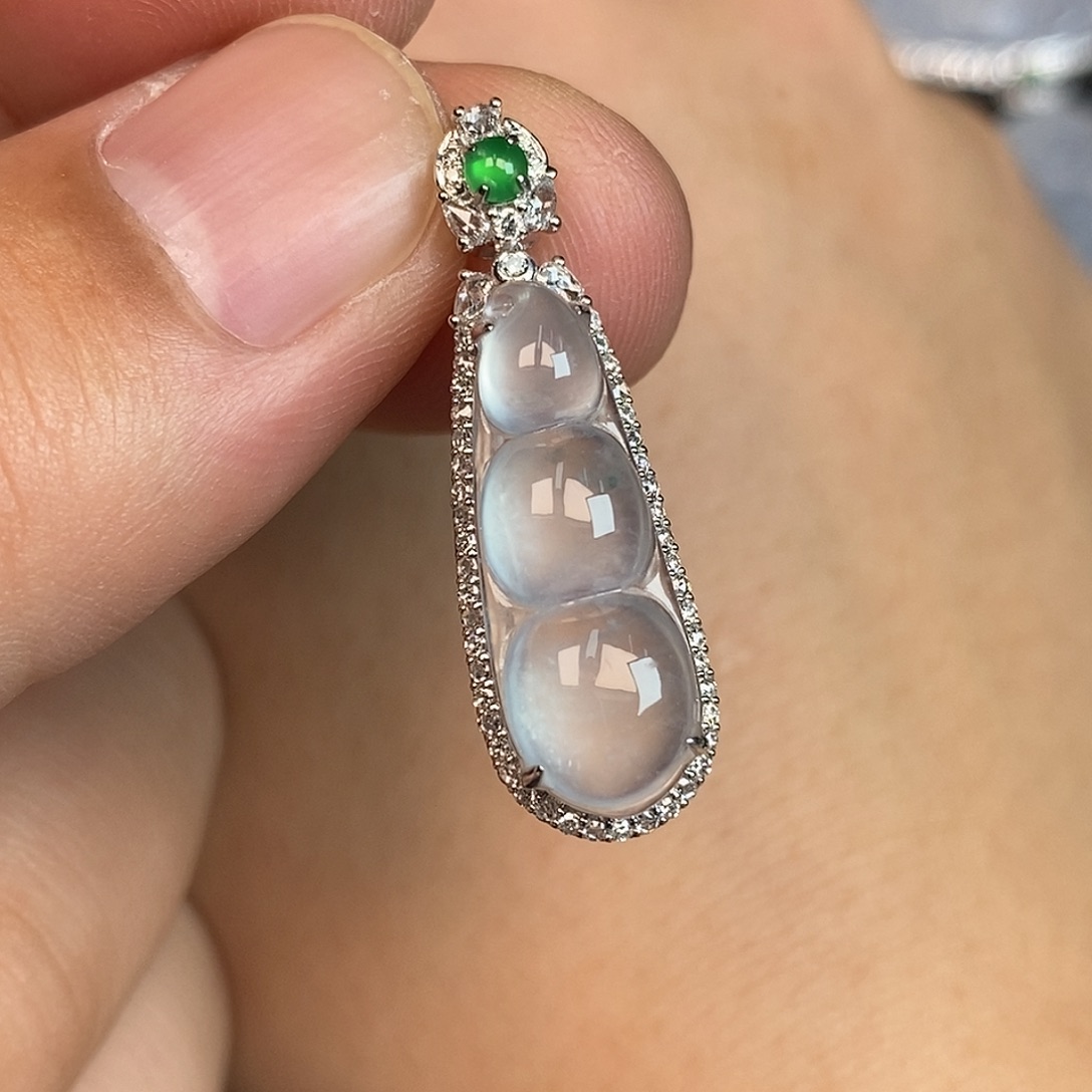 翡翠18K金镶嵌颈饰豆