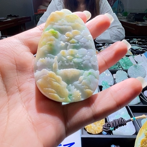 翡翠未镶嵌颈饰一个