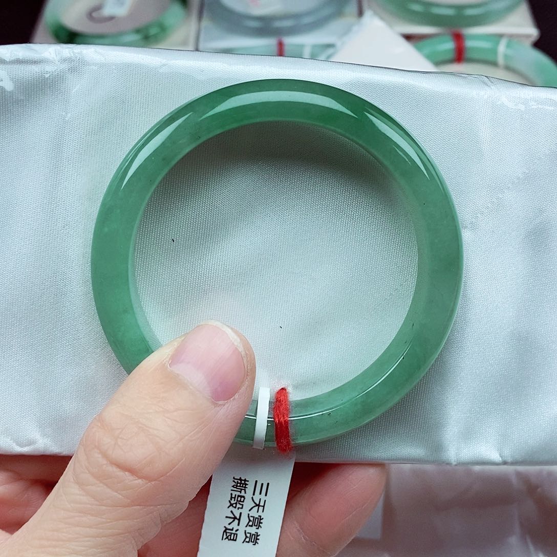 翡翠手镯未镶嵌风****1缅甸翡翠手镯