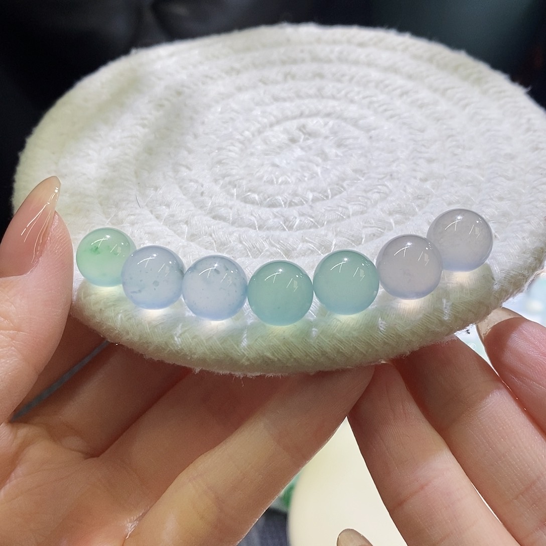 未镶嵌挂件翡翠卡11左右，单颗价多样性发其一每颗价不同