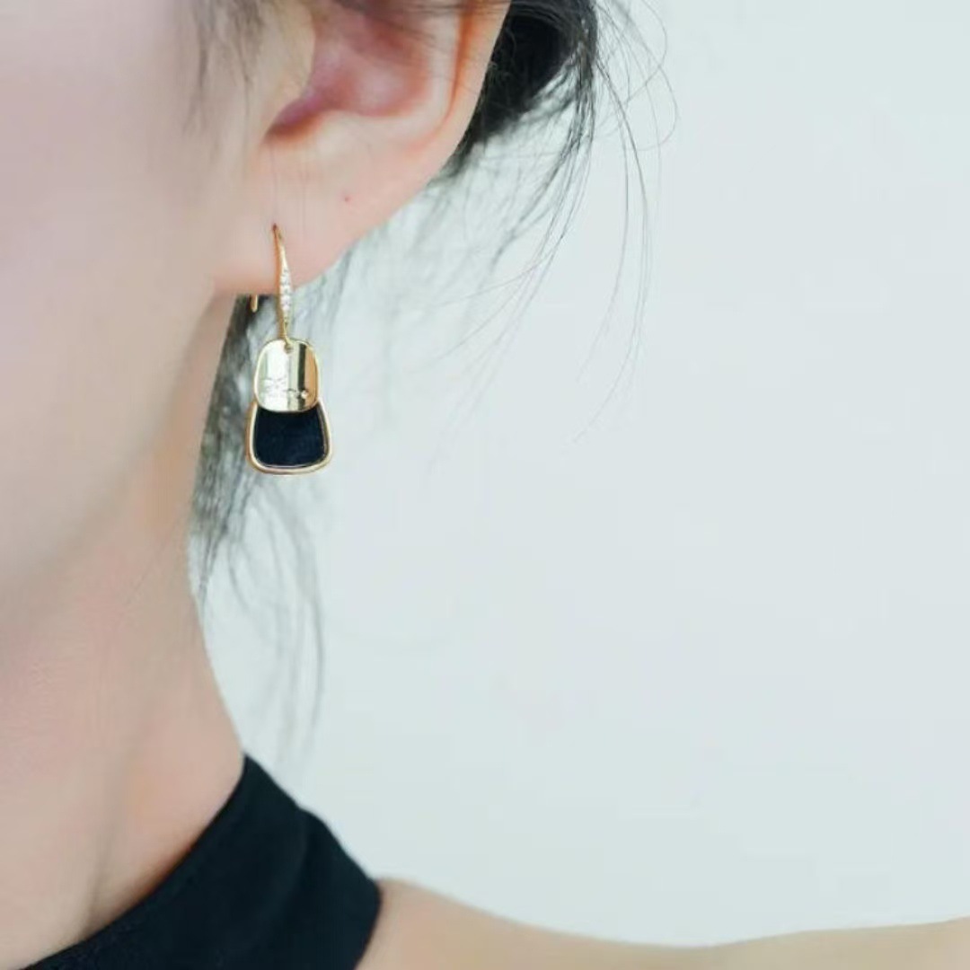 铜合金耳饰 2025新款爆款小众轻奢气质耳钩黑金撞色耳环高级感
