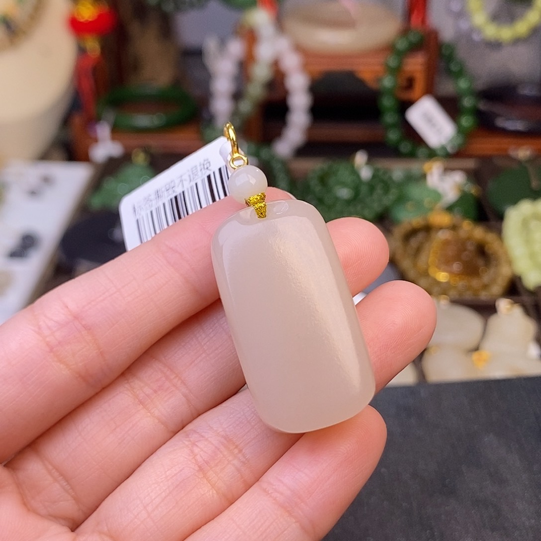 和田玉熟藕粉老料18.K金无事牌吊坠清货价未镶嵌