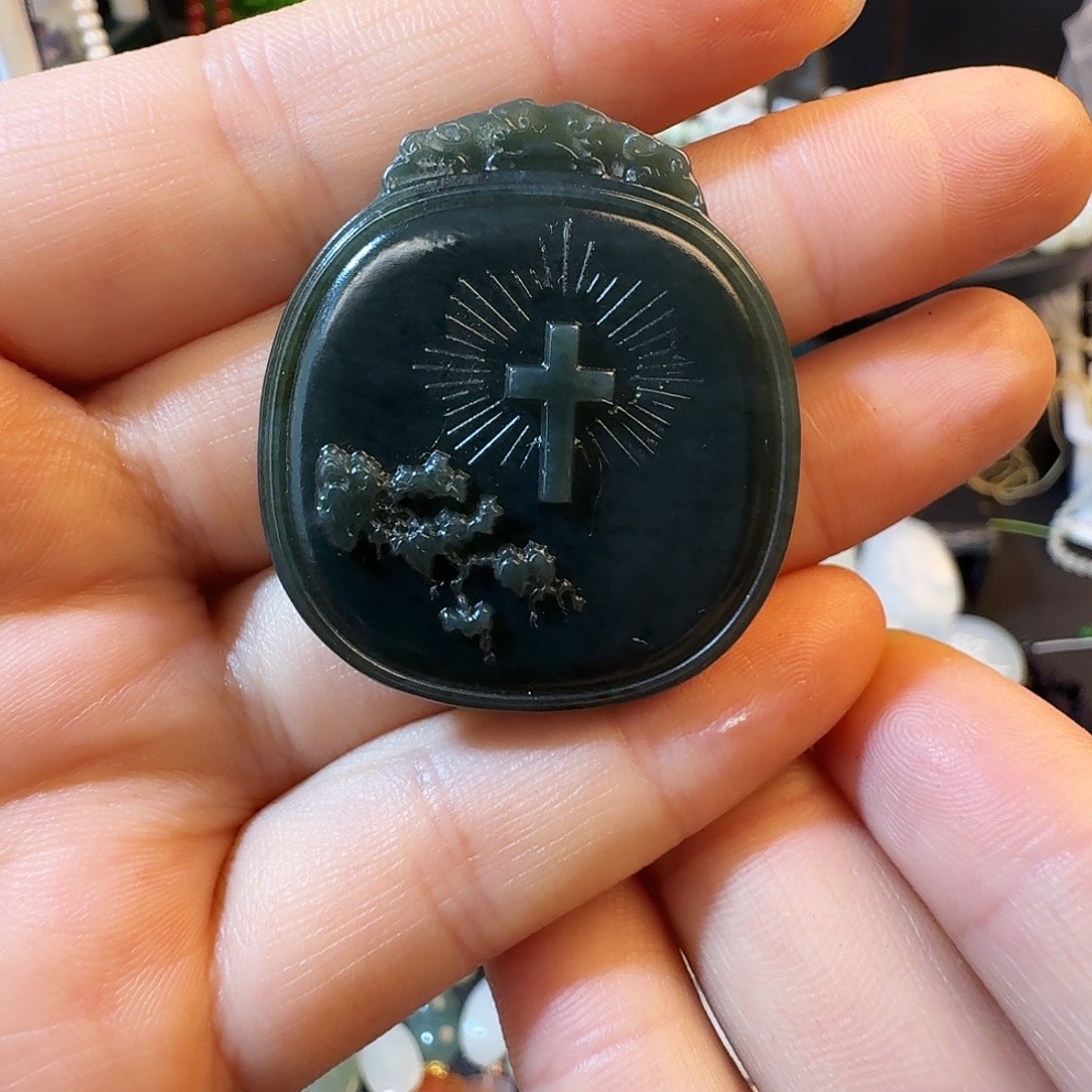 和田玉未镶嵌颈饰清货有瑕疵不退换