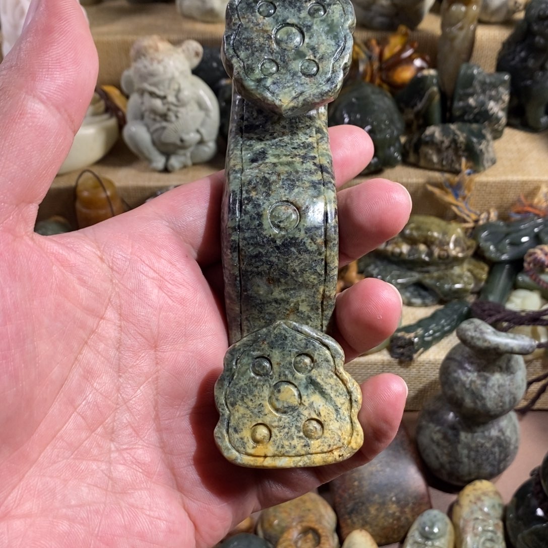 未镶嵌岫岩河磨玉（透闪石质玉）挂件