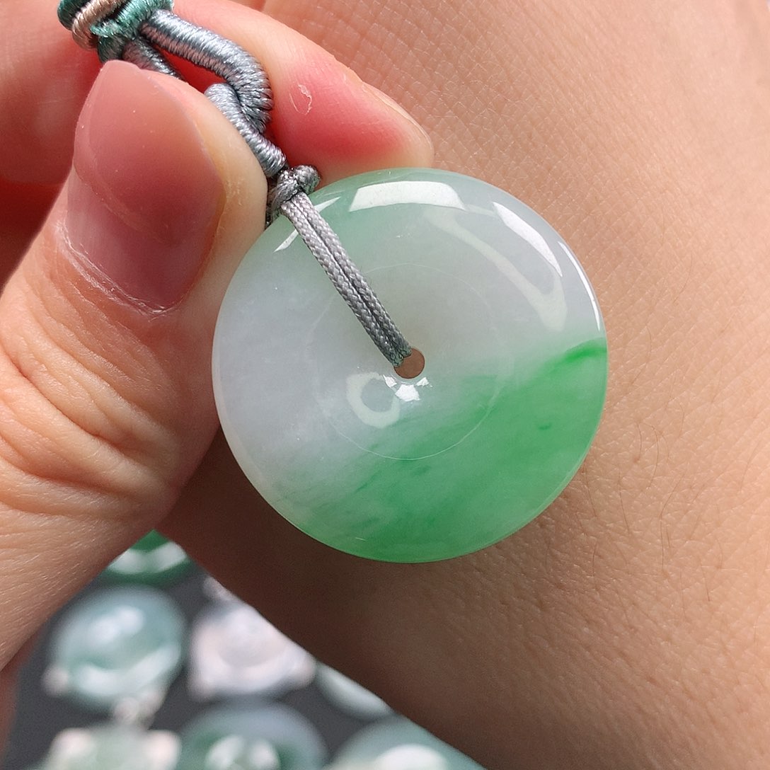 翡翠颈饰未镶嵌平安