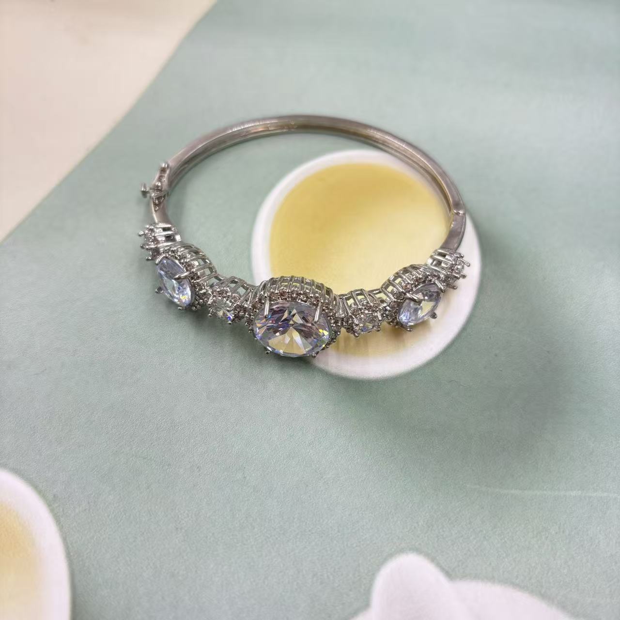 收藏级精致时尚气质手镯DM032