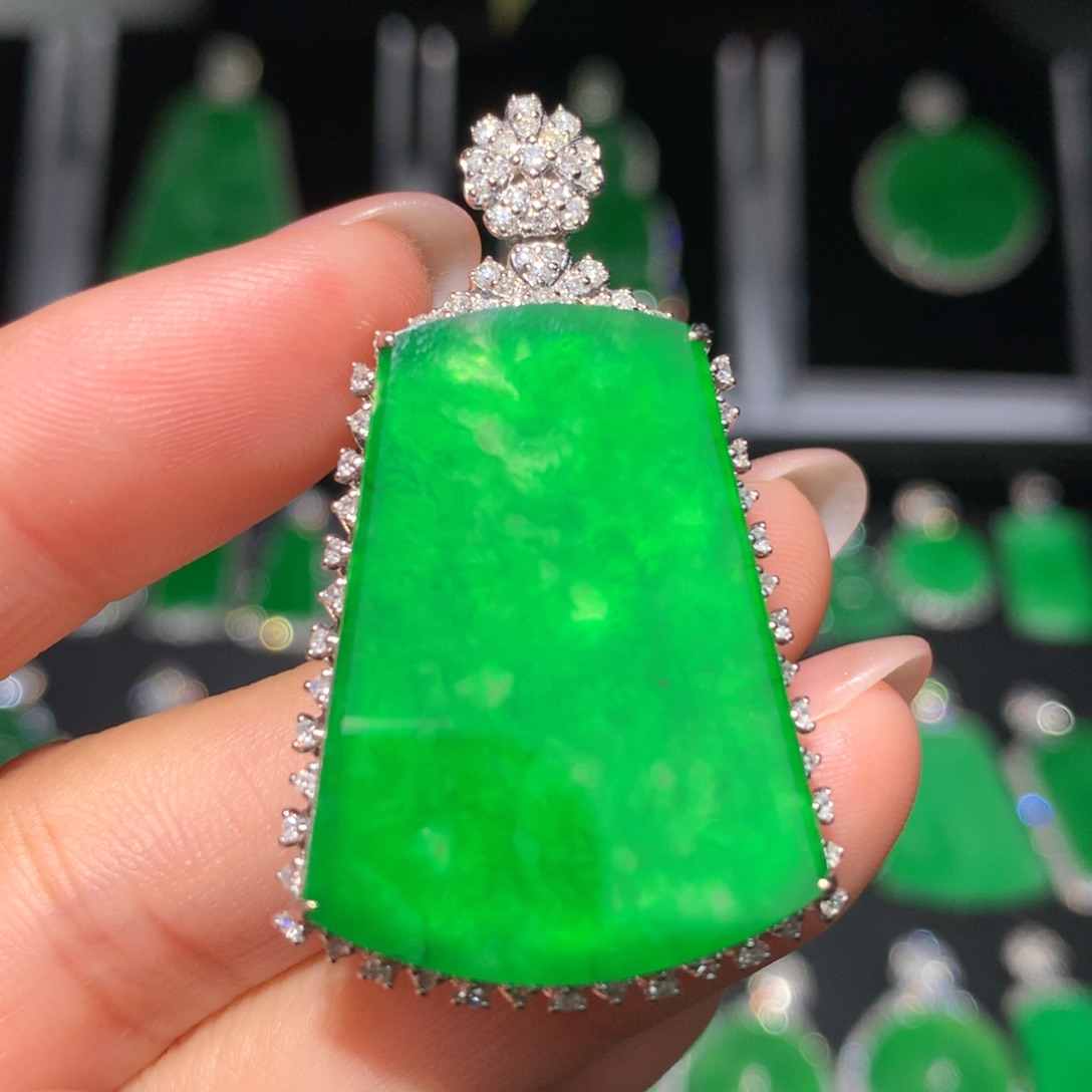 翡翠18K金镶嵌颈饰翡翠