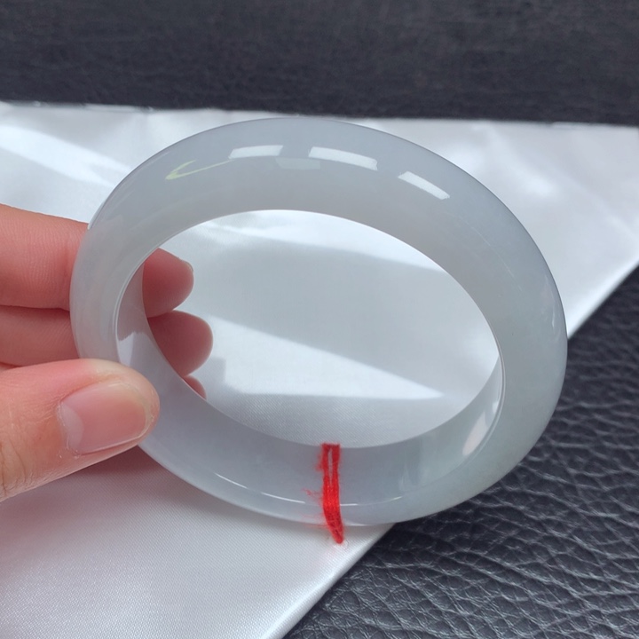 翡翠手镯未镶嵌。