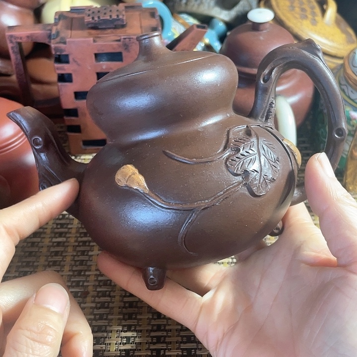 紫砂茶壶原矿泥料手工制作紫砂壶。 