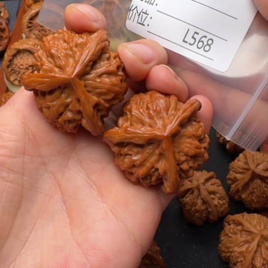 黑***儿桃核把件41 红皮三棱