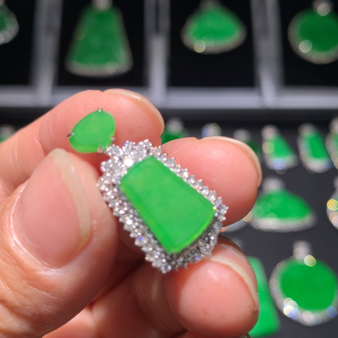 翡翠颈饰18K金镶嵌翡翠