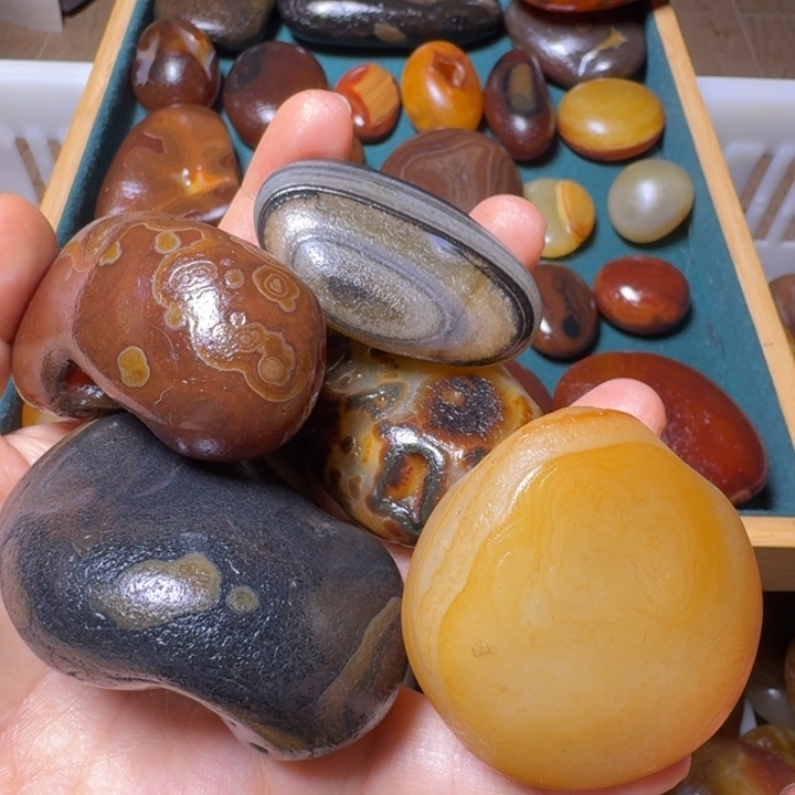 北***城瓷片马达加斯加奇石手把件