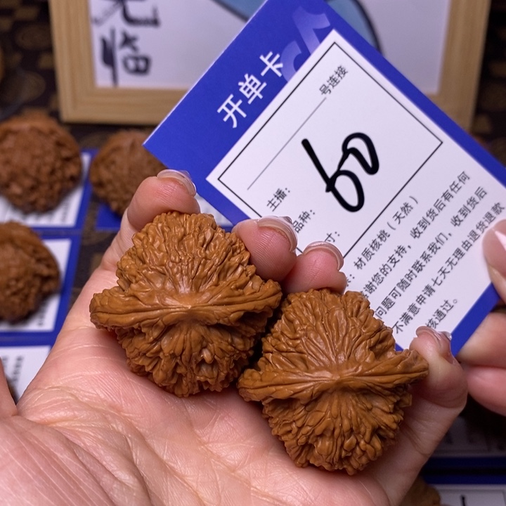 文玩核桃吊坠40虎头60