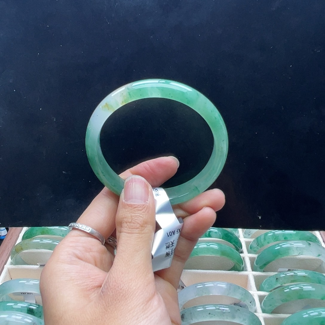 石英质玉（非洲翠）未镶嵌手镯