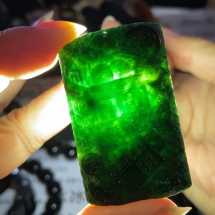 翡翠未镶嵌颈饰八破图墨翠