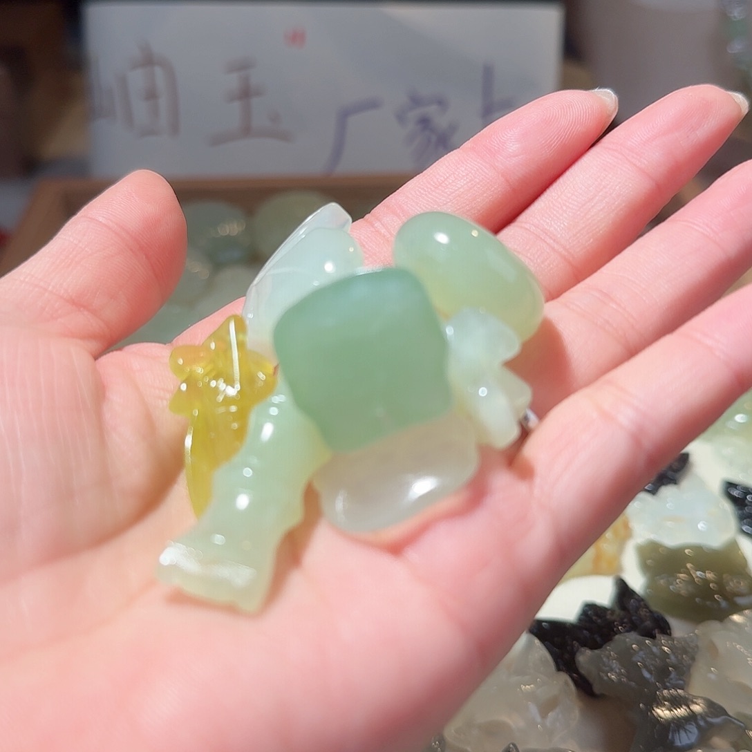 蛇纹石玉颈饰合金不退不换
