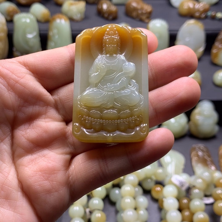 辛***辰和田玉未镶嵌颈饰