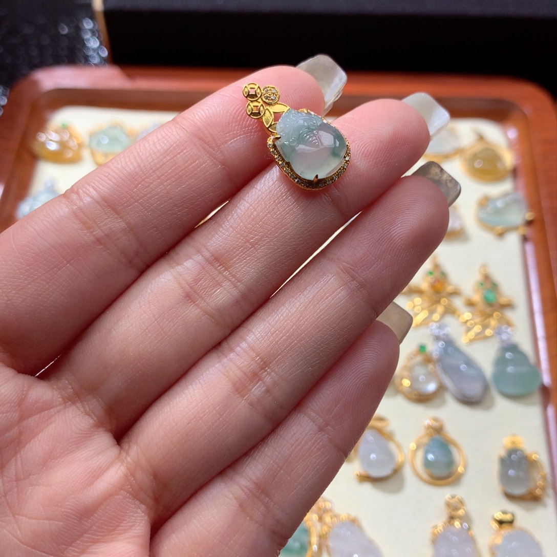 翡翠颈饰18K金镶嵌松**贝翡翠