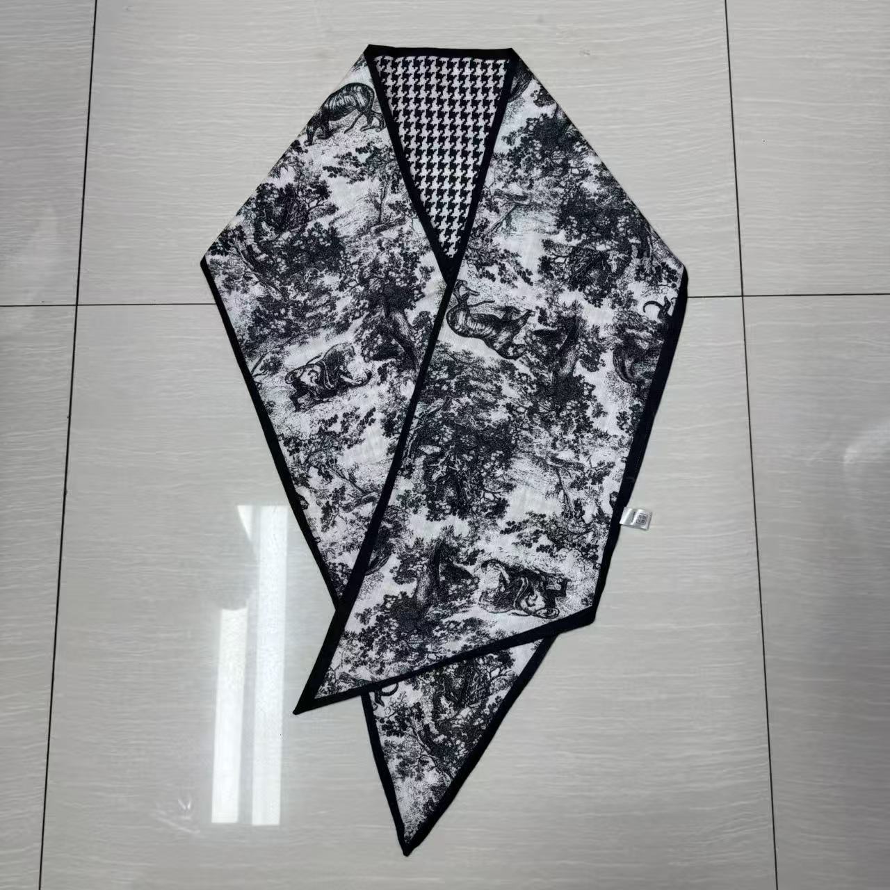 【雅洁服饰】羊毛斜角双面黑白复古港风女轻职风休闲风女士领巾