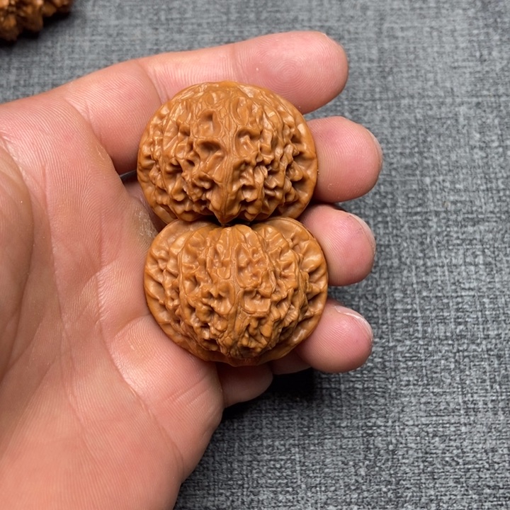 把件文玩核桃红****?元宝红鲤鱼