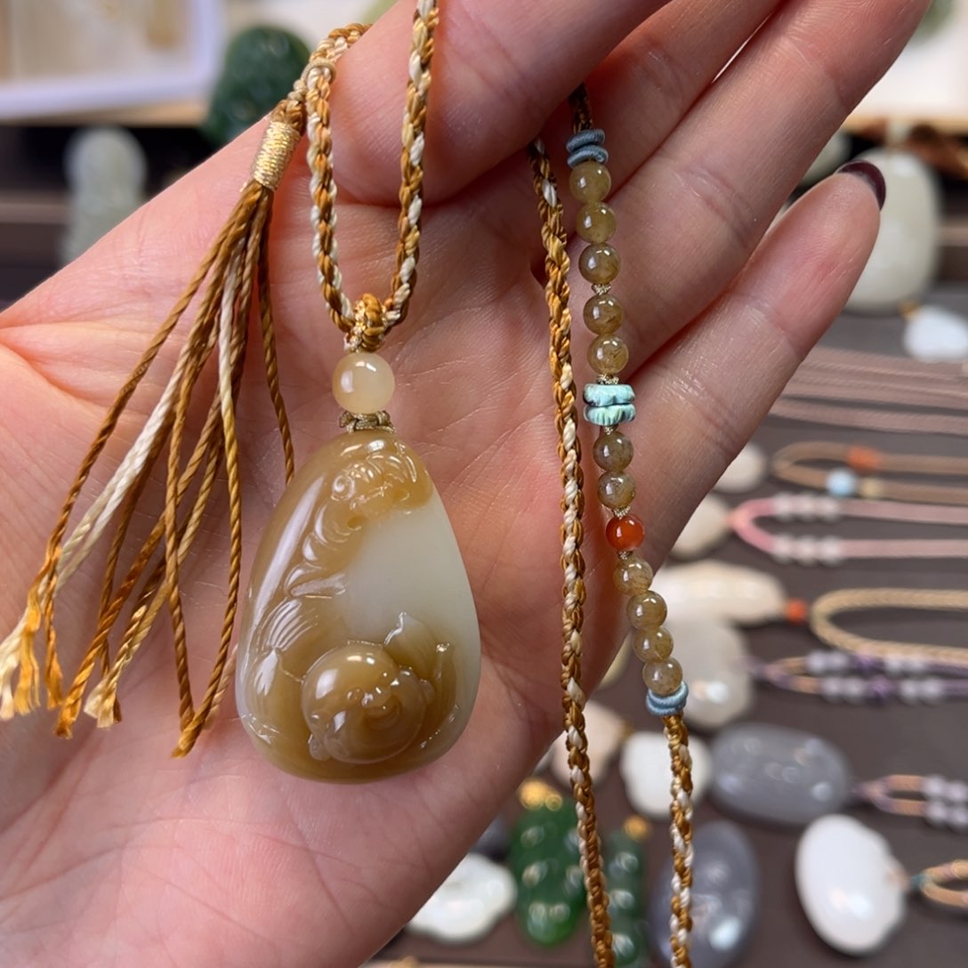 和田玉颈饰未镶嵌糖白佛