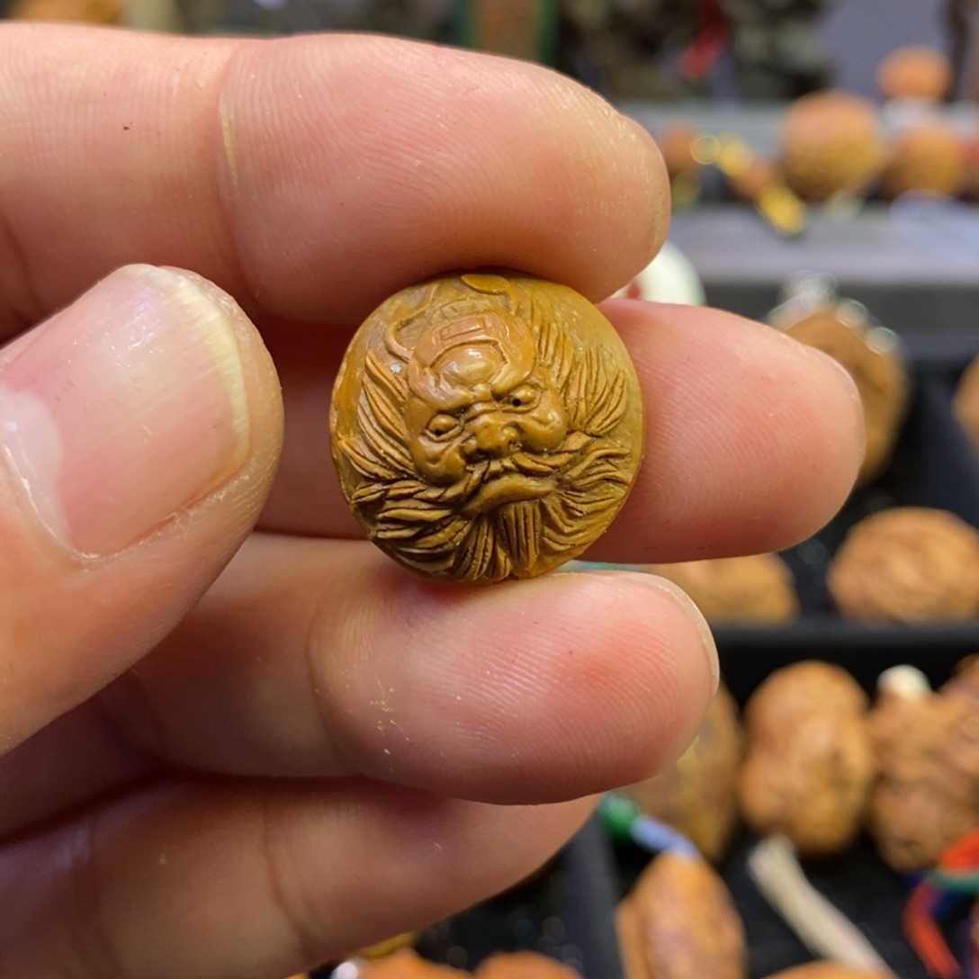 杏核雕刻钟馗纳吉祥潍坊