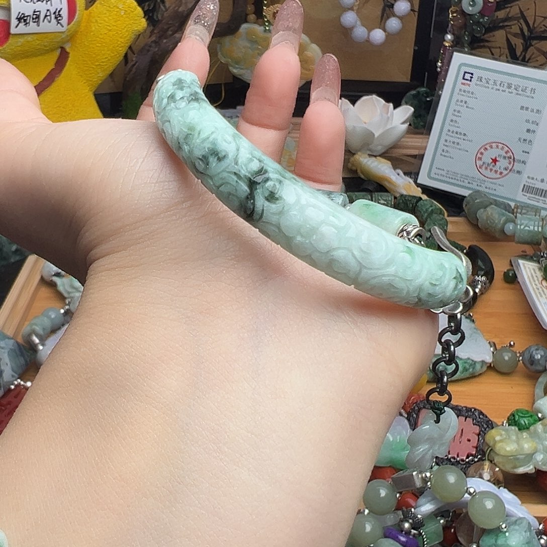 翡翠颈饰未镶嵌?**姐吊坠