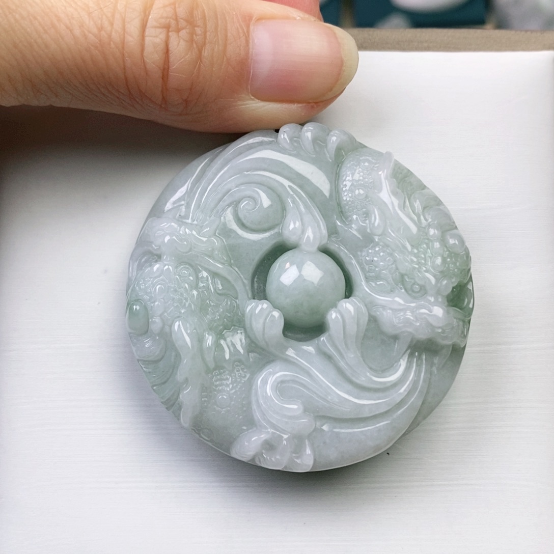 翡翠颈饰未镶嵌双龙戏珠