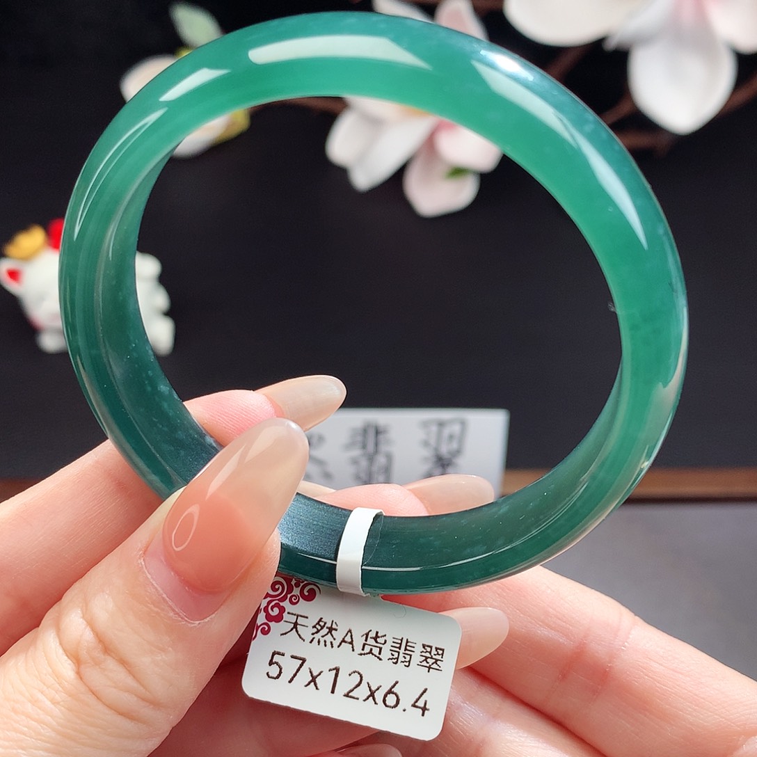 翡翠手镯（圆镯）未镶嵌桃**月