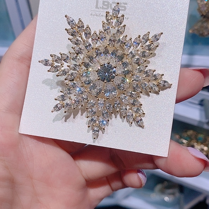 锆石铜合金雪花胸针
