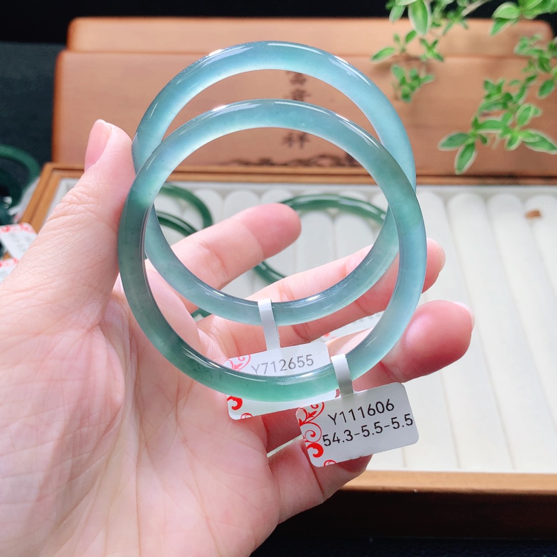 未镶嵌手镯（圆镯）翡翠