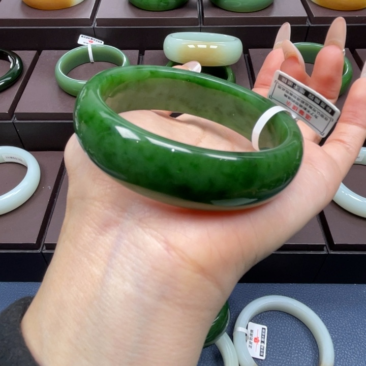 和田玉未镶嵌手镯