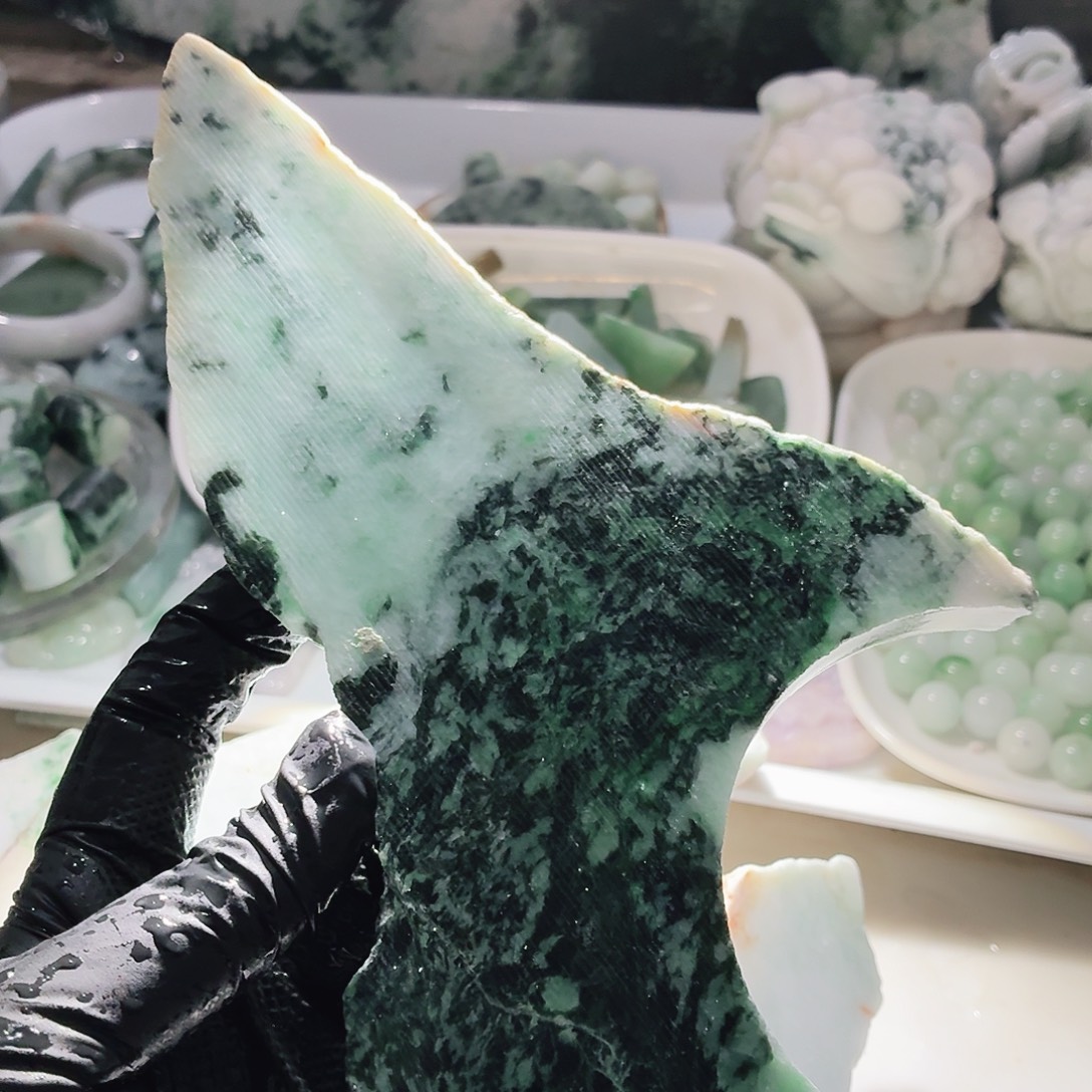 翡翠未镶嵌颈饰边角料