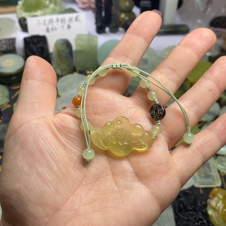 蛇纹石玉颈饰合金