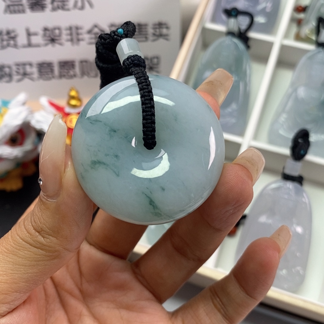 翡翠挂件未镶嵌翡翠