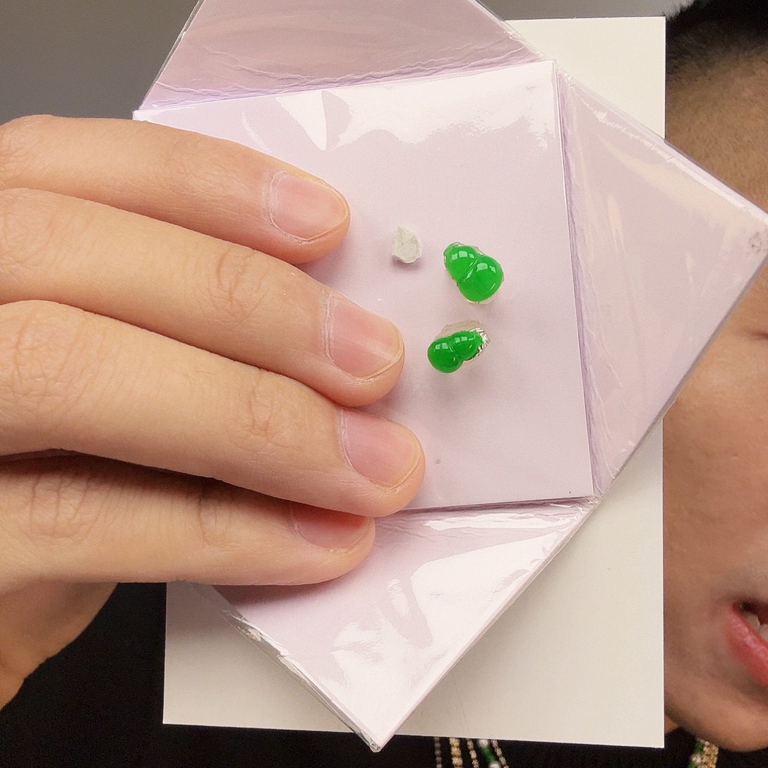 z***q翡翠未镶嵌颈饰两个一单