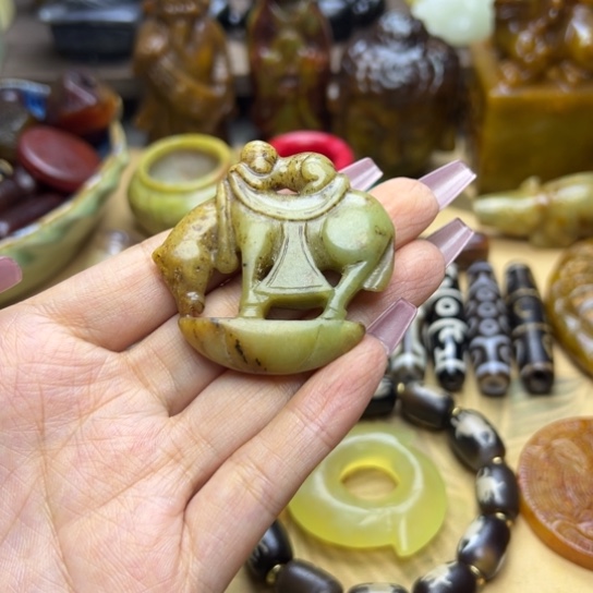 蛇纹石玉未镶嵌颈饰