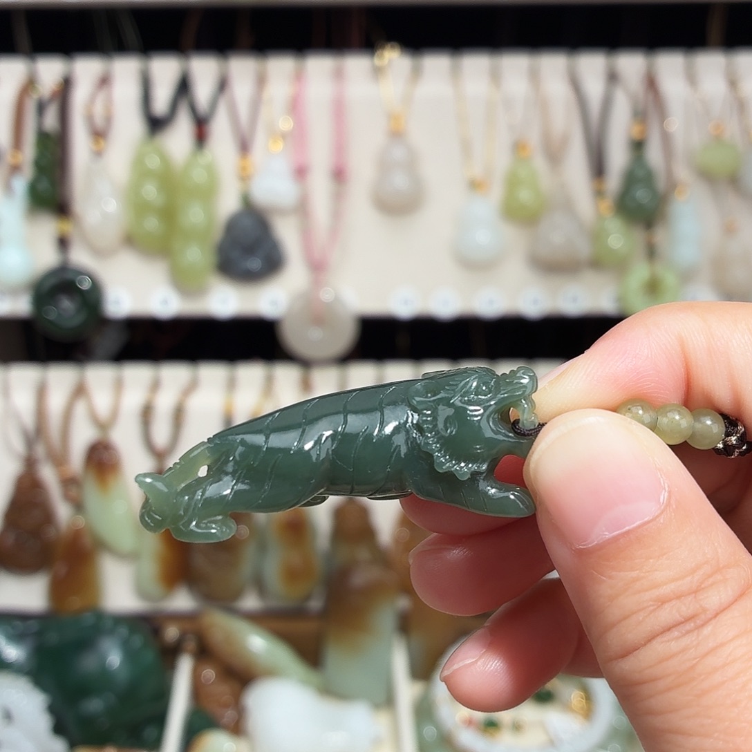 和田玉未镶嵌颈饰猛虎挂件