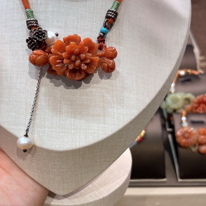 蛇纹石玉颈饰未镶嵌