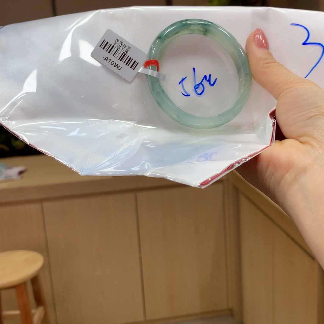 翡翠手镯未镶嵌不退不换