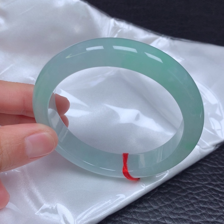 翡翠手镯未镶嵌。