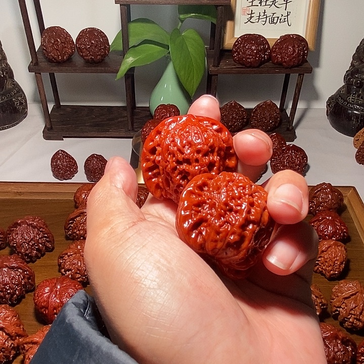柒***昊文玩核桃吊坠血麒麟