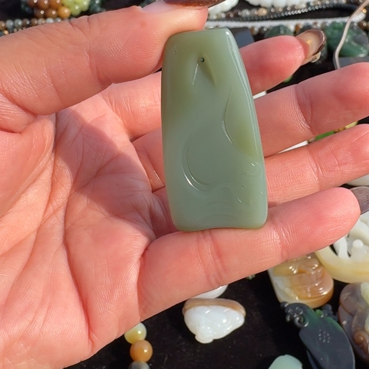 悦***妈和田玉未镶嵌颈饰