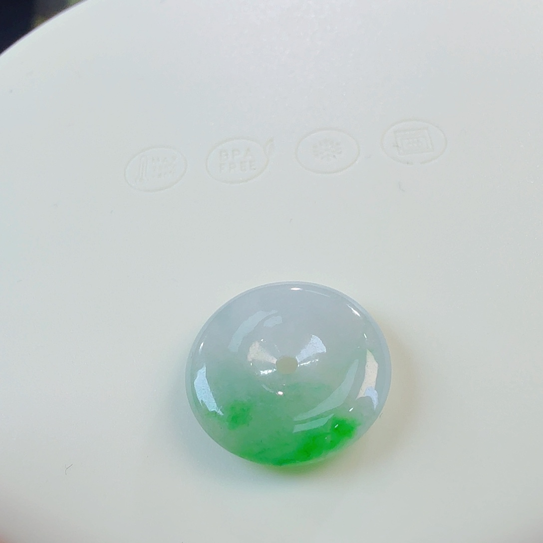 翡翠裸石飘阳绿花扣子